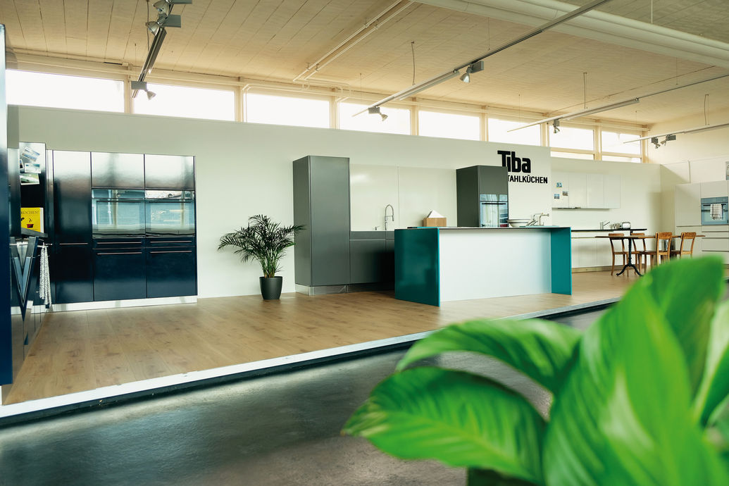 In der neuen Ausstellung in Bubendorf/BL sind Stahlküchen und Badmöbel zu sehen.