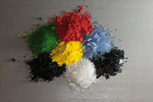 Emaille ist ein Gemisch aus Quarz, Feldspat, Soda, Ton und Farbstoff.