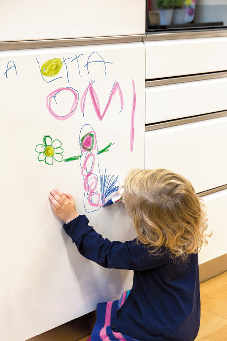 Bemalen erlaubt: Küchenfronten aus Emaille können mit Lösungsmitteln gereinigt werden.