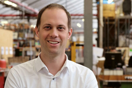 Lukas Bühler, Geschäftsführer und Inhaber der TIBA AG in Liestal. 2010 übernahm er die Leitung des Familienunternehmens, das sein Vater 1997 gekauft hatte. Die TIBA AG, 1848 gegründet, ist heute mit 110 Mitarbeitenden an sechs Standorten einer der führenden Schweizer Anbieter in den Bereichen Stahlküchen, Heizsysteme, Herde und Öfen.